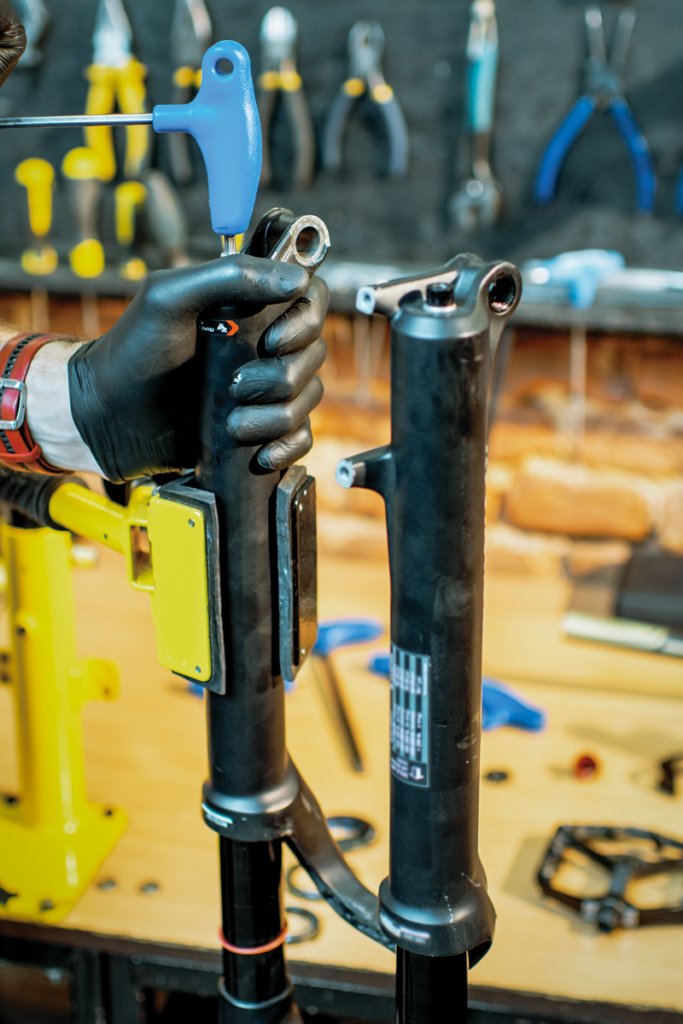 Révision complète fourche VTT à l’atelier Forez Suspension en Auvergne